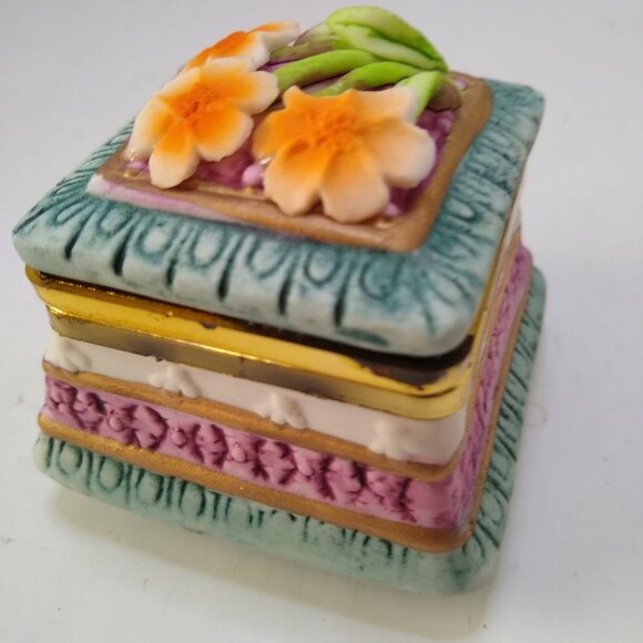 Ceramic Porcelain Trinket Jewelry Box Flower Square Dome Lidded Gold paint aroun - Picture 3 of 8
